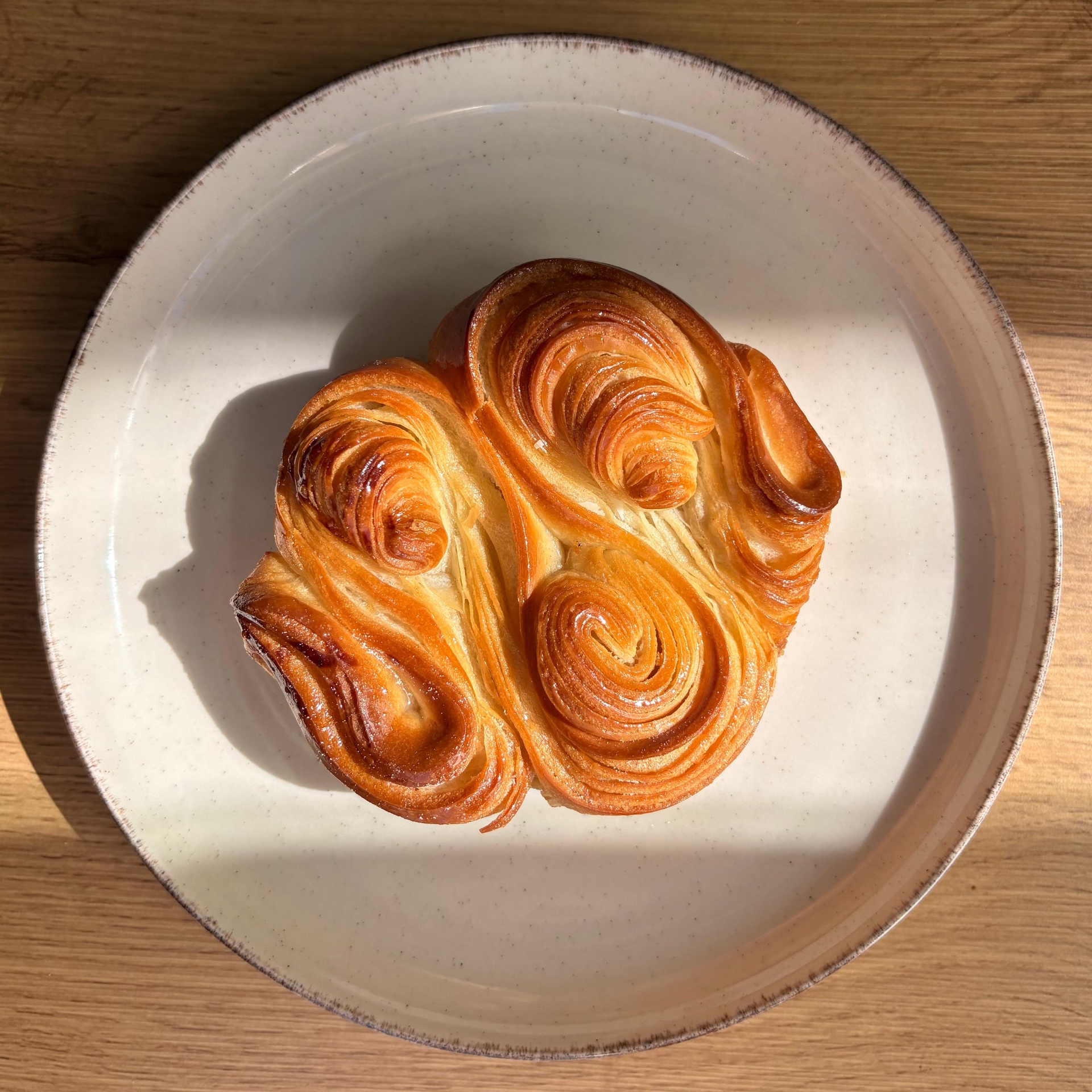 Goldene, handgefertigte Patisserie in der Auslage